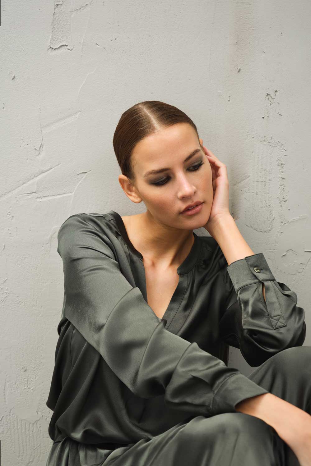 So glänzen Satin-Blusen in 2025 farblich