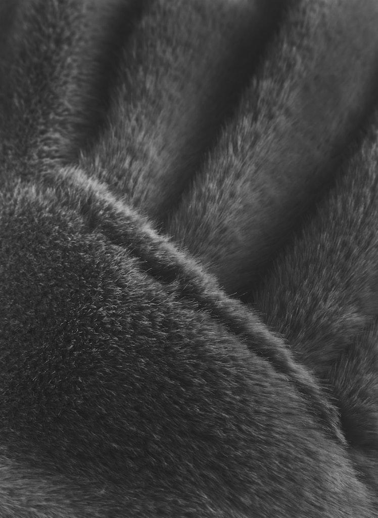 Schal aus flauschigem Teddyfell mit Schlitz