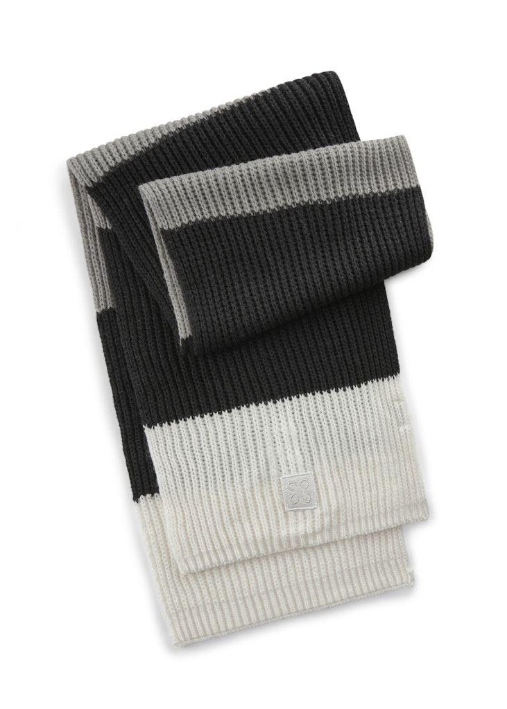 Strickschal mit Blockstreifen