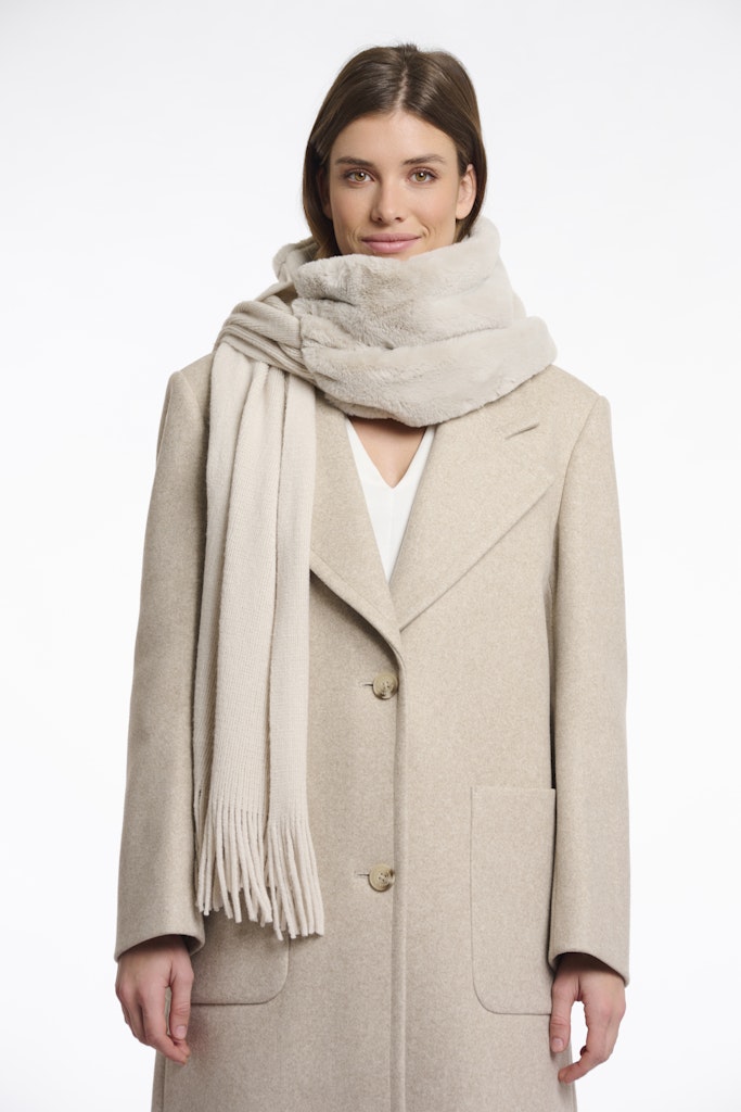 Strickschal "Vlien" mit Kunstfell-Detail