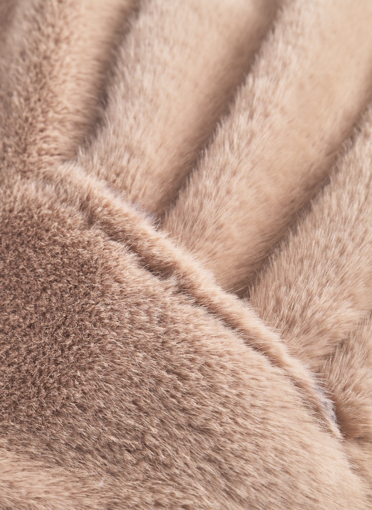 Schal aus flauschigem Teddyfell mit Schlitz